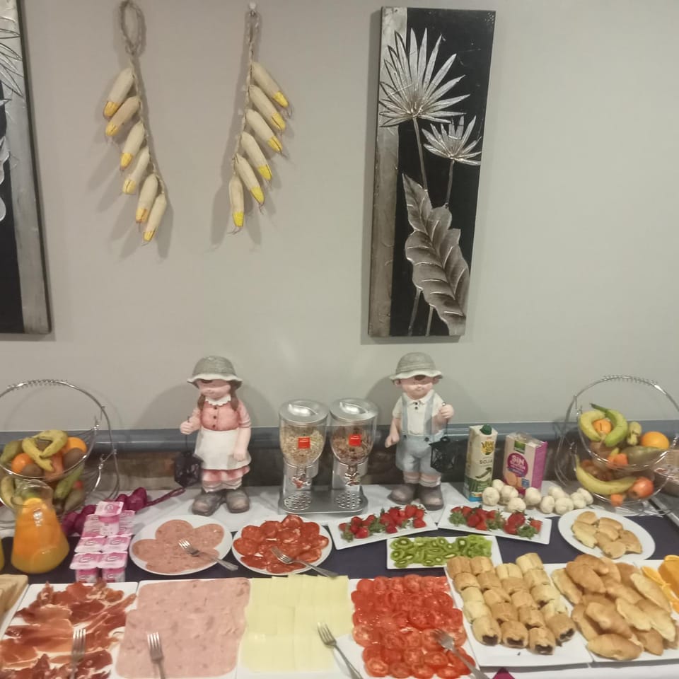 Restaurant/places to eat, Food and drinks, Breakfast, Buffet breakfast