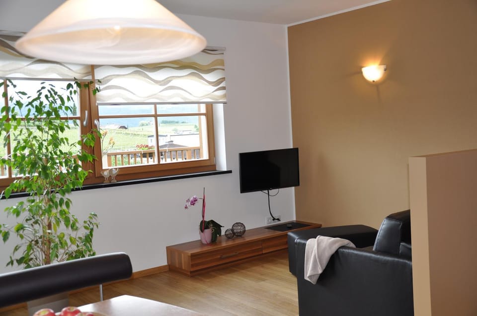 TV and multimedia, Living room, Seating area, Evening entertainment