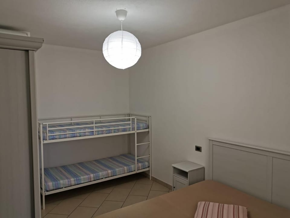 Bedroom, bunk bed