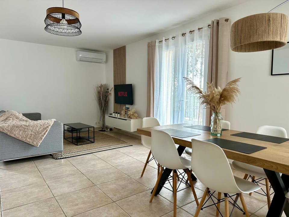 TV and multimedia, Living room, Dining area, air conditioner