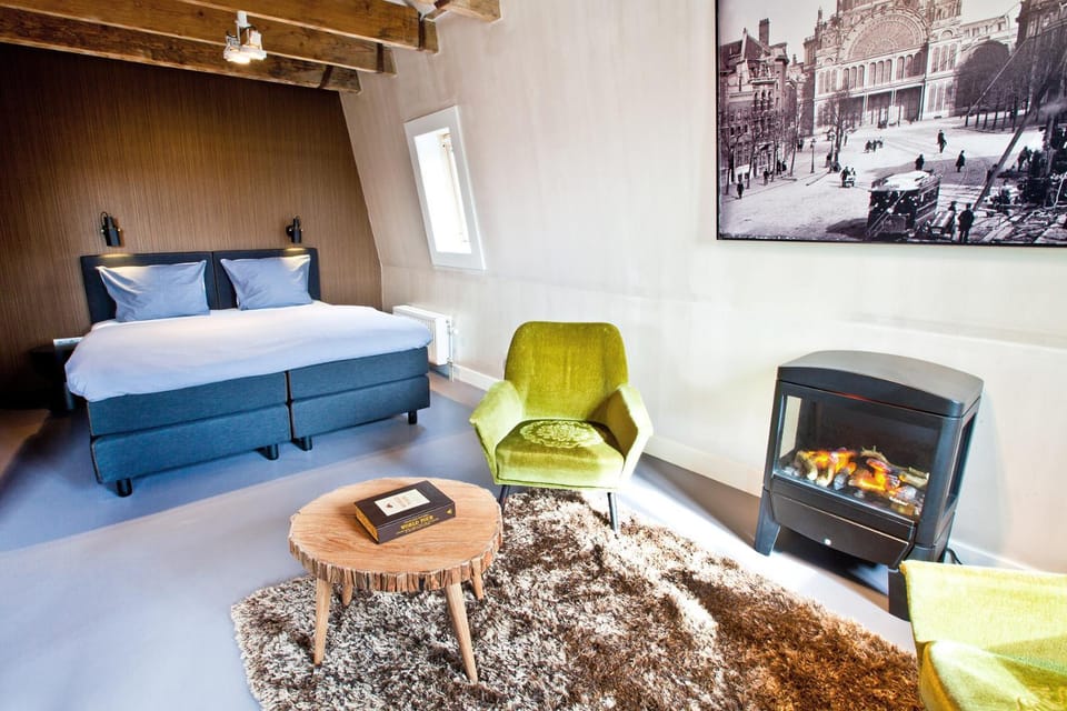 Bed, Seating area, Bedroom, fireplace