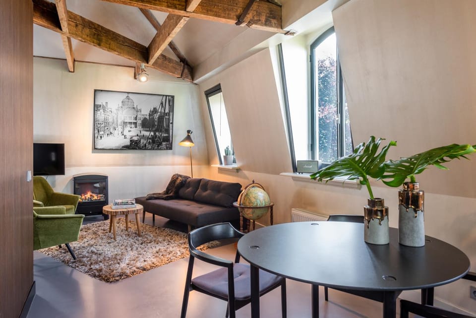 TV and multimedia, Seating area, Dining area, fireplace