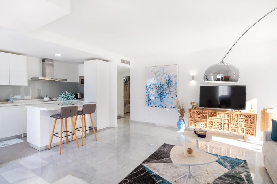 TV and multimedia, Kitchen or kitchenette, Living room, Seating area
