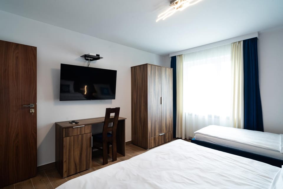 TV and multimedia, Photo of the whole room, Bedroom, hair dresser, wardrobe