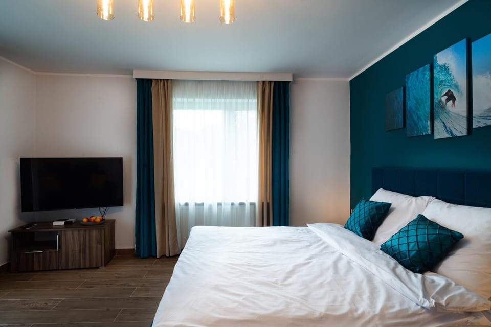 Bed, TV and multimedia, Photo of the whole room, Bedroom