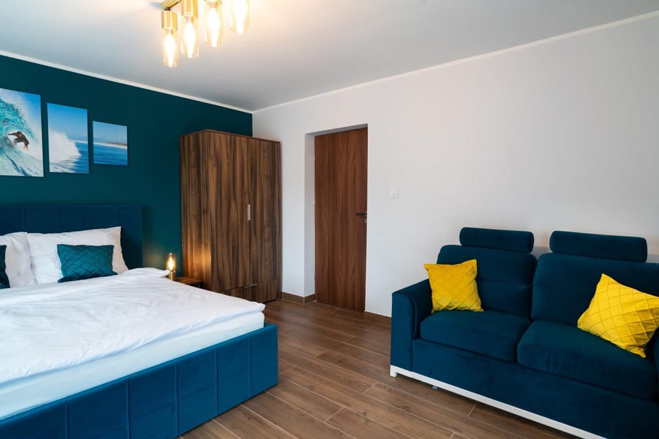 Bed, Living room, Photo of the whole room, Seating area, Bedroom