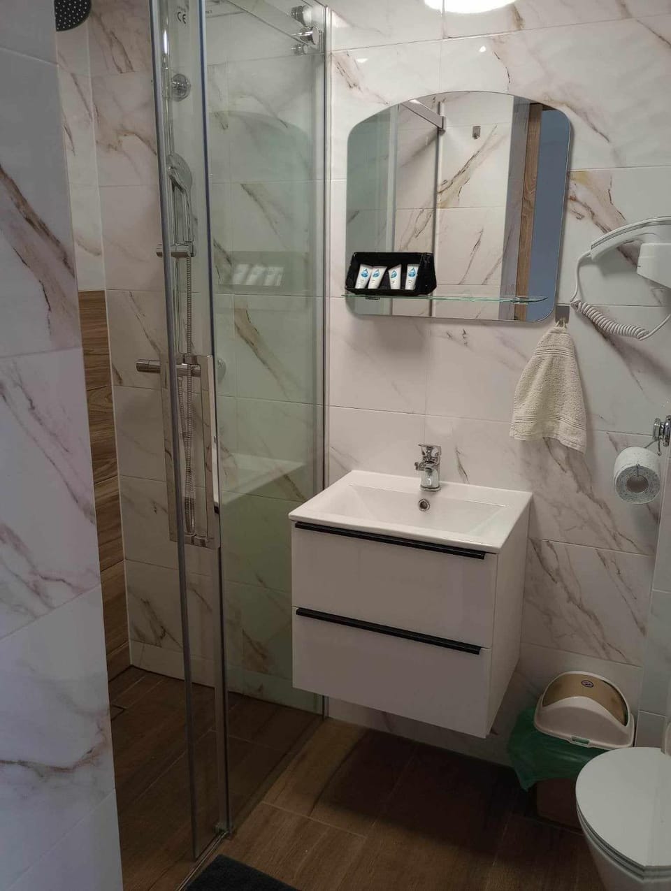Shower, Toilet, Bathroom, towels