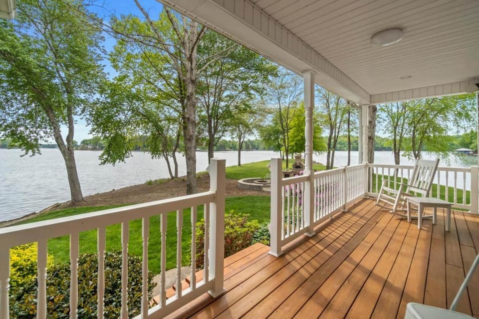La Peninsule a Private Home with Lake Views House in North Carolina