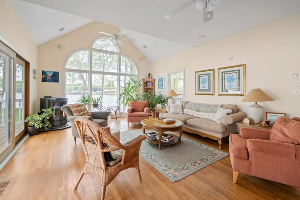 La Peninsule a Private Home with Lake Views House in North Carolina