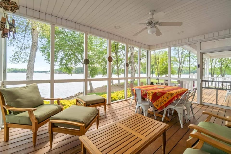 La Peninsule a Private Home with Lake Views House in North Carolina