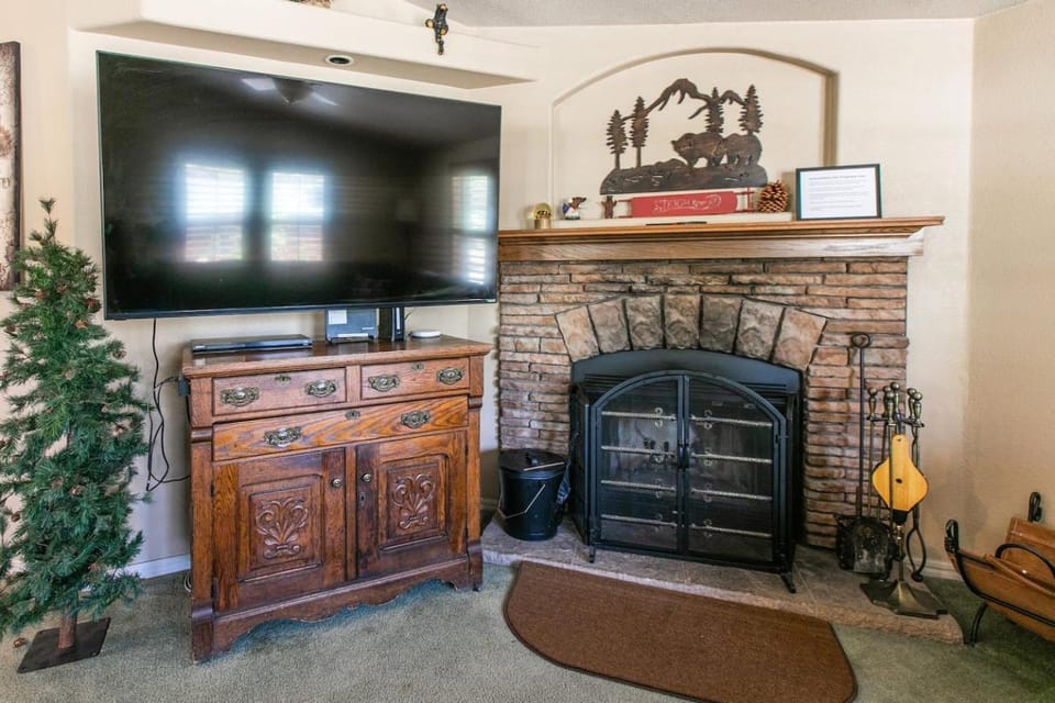 TV and multimedia, Living room, Seating area, flat iron