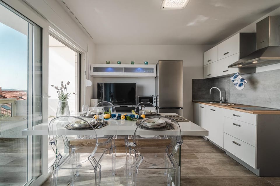 Dining area, kitchen