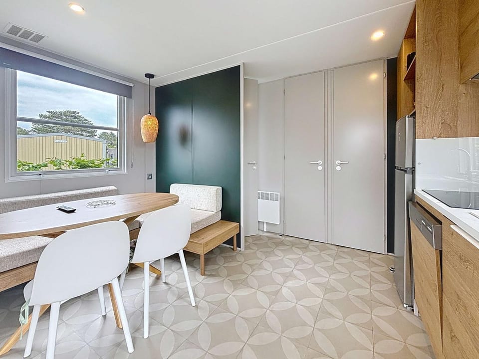 Mobil-home de Grand Confort à 200m de la plage avec piscine chauffée, 2 chambres, parking, wifi inclus - FR-1-361A-44 House in Jullouville