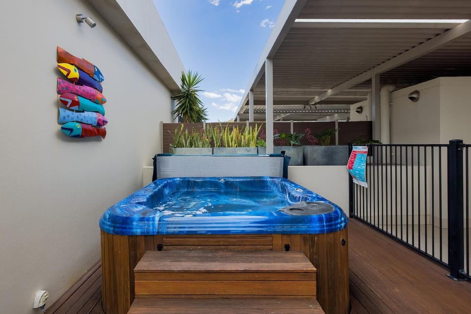 Patio, Day, Hot Tub