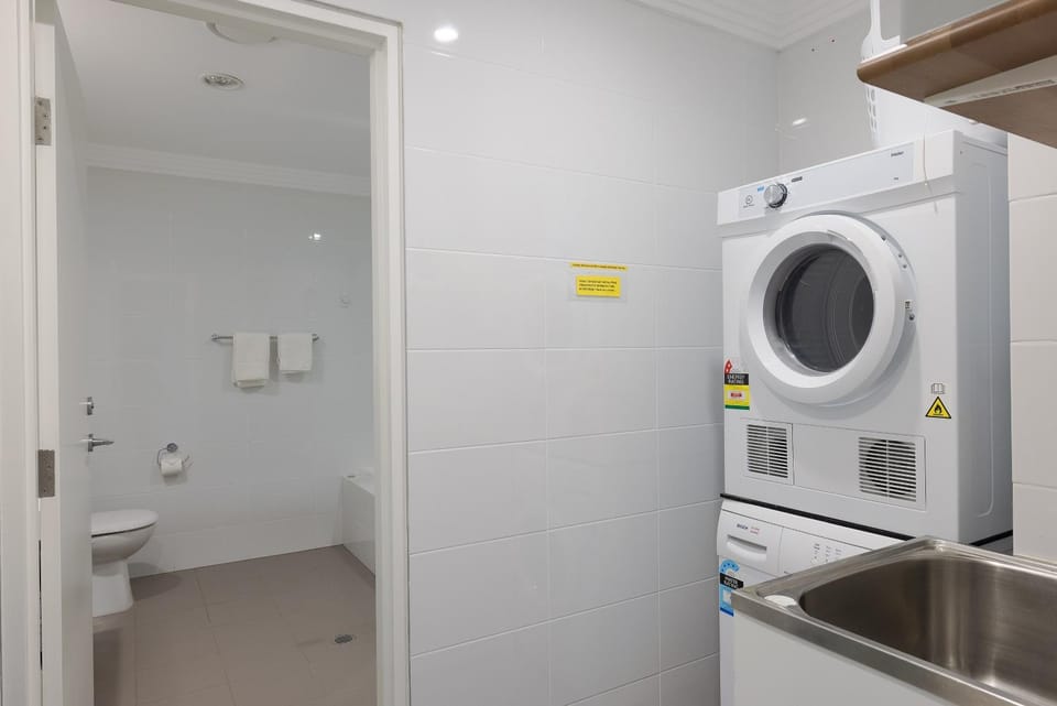 Bathroom, laundry, washing machine, dryer