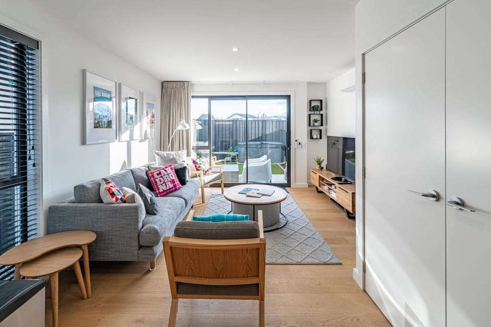 Riverside Lodge - Luxury Two Bedroom With Hot Tub House in Wanaka