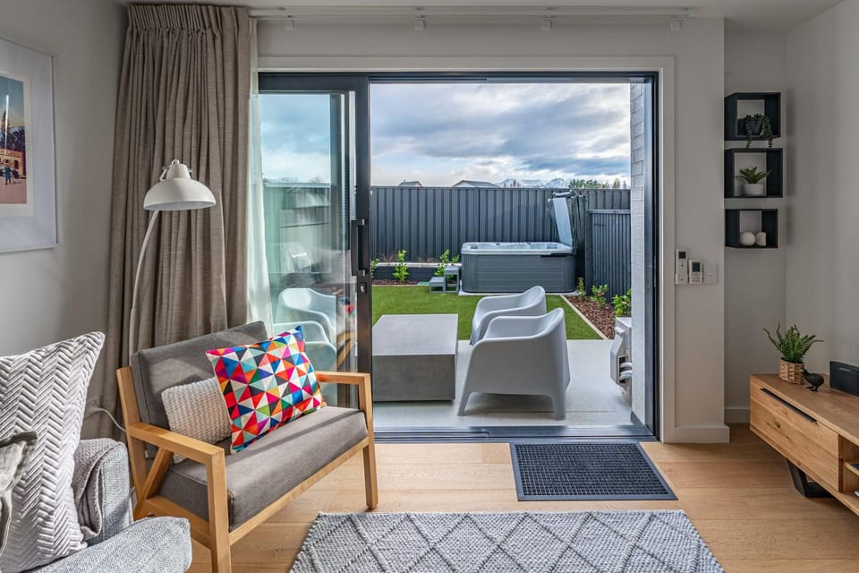 Riverside Lodge - Luxury Two Bedroom With Hot Tub House in Wanaka