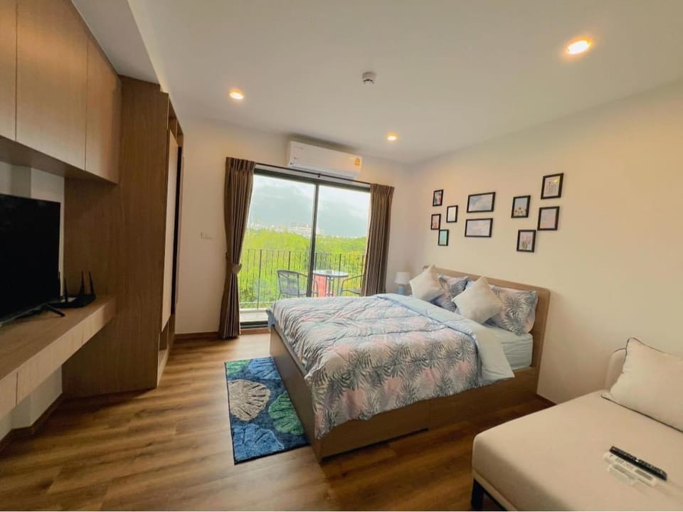 Bed, TV and multimedia, View (from property/room), Balcony/Terrace, Balcony/Terrace, Other, Photo of the whole room, Bedroom, City view, Landmark view, Sea view, Area and facilities