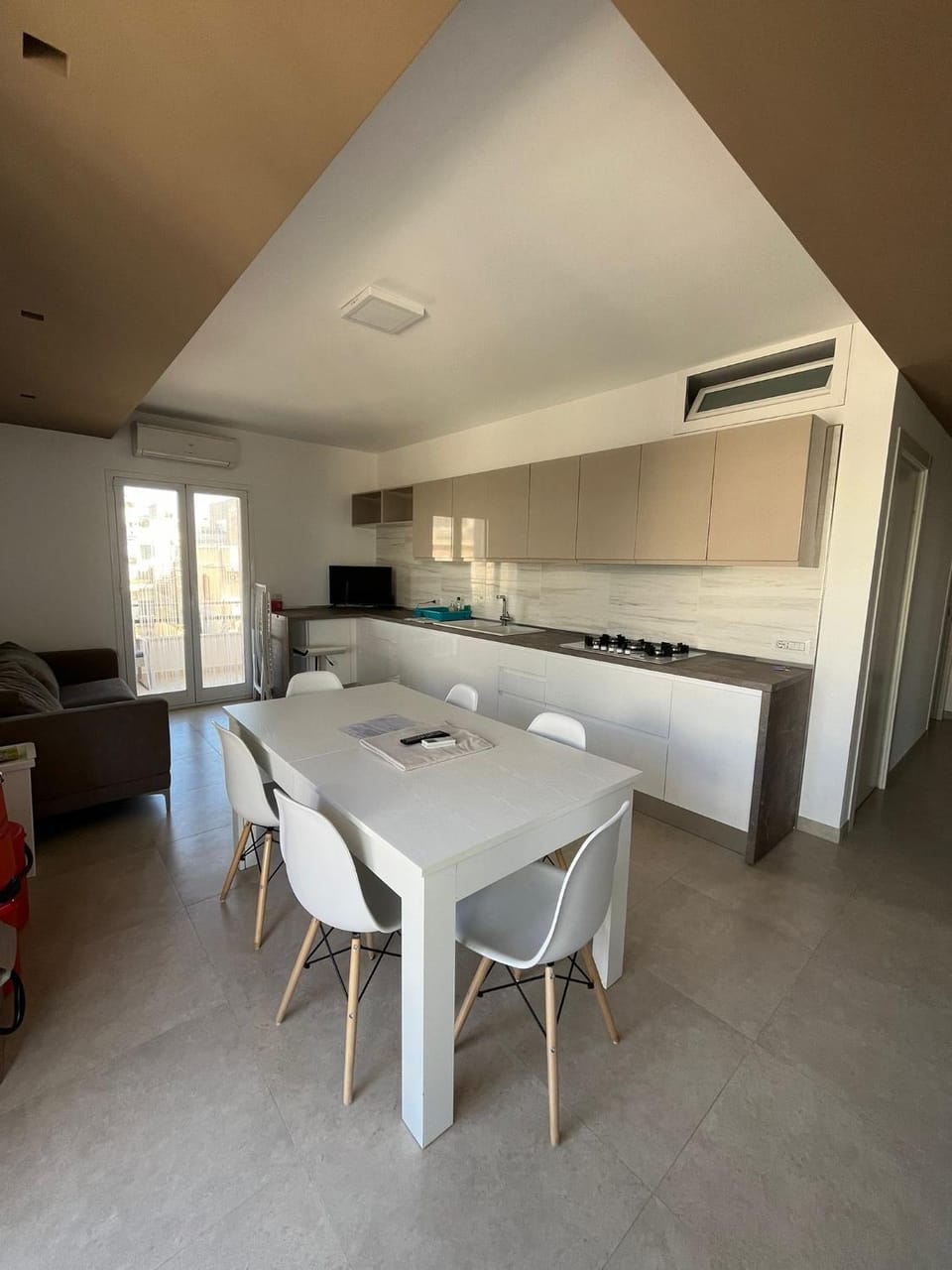 Kitchen or kitchenette, Dining area