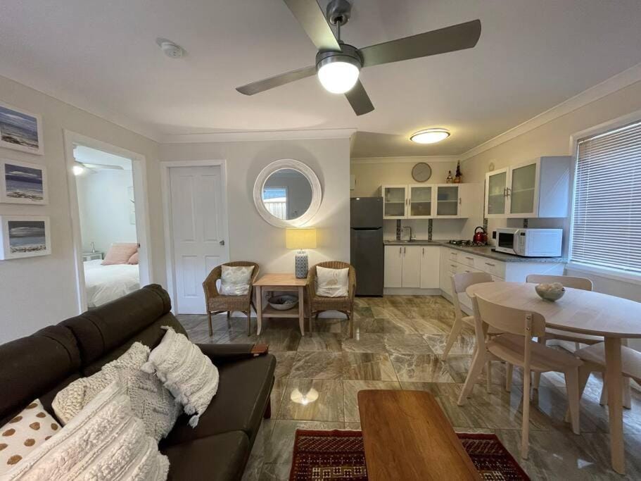 Kitchen or kitchenette, Living room, Seating area, fireplace, minibar, stove