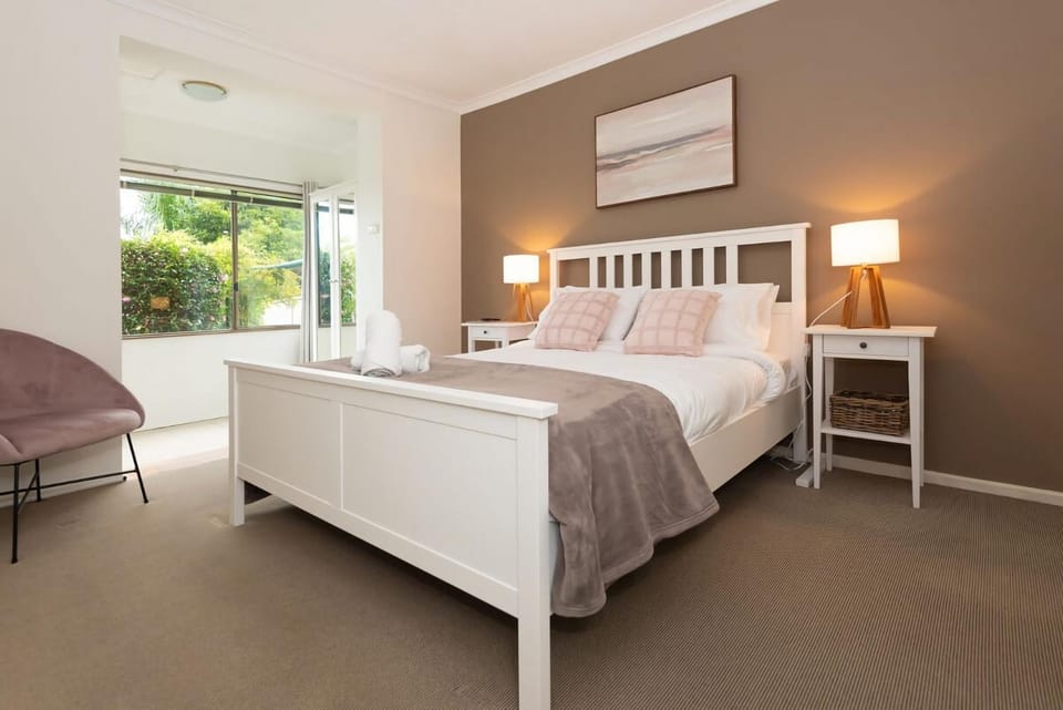 Ocean Views Walk to Malua Beach EV & Pet Friendly House in Malua Bay