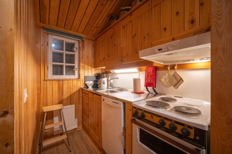 Coffee/tea facilities, Kitchen or kitchenette, dishwasher, microwave, oven, toaster