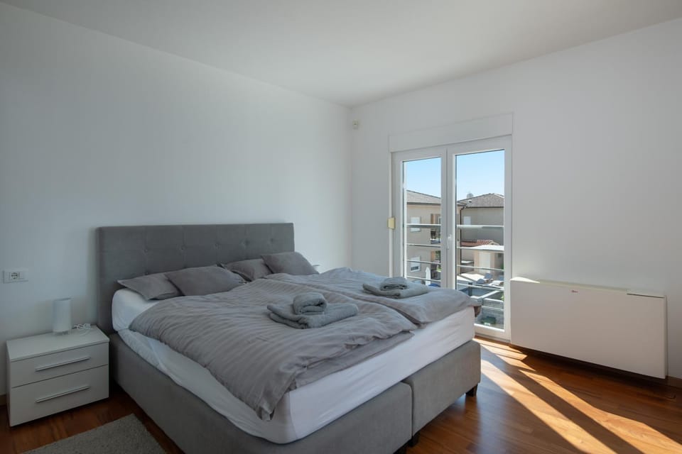 Bed, View (from property/room), Photo of the whole room, Bedroom, towels