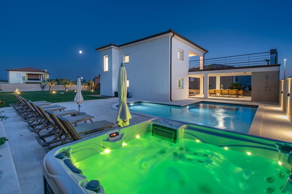Property building, Patio, Night, Natural landscape, Hot Tub, Hot Tub, Pool view, Swimming pool, Swimming pool, sunbed