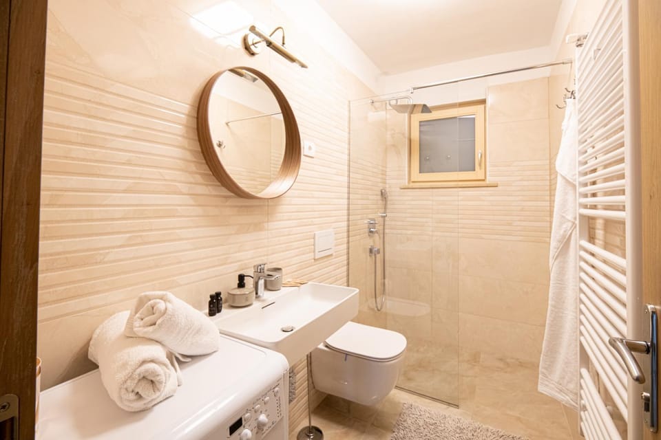 Shower, Toilet, Bathroom, towels