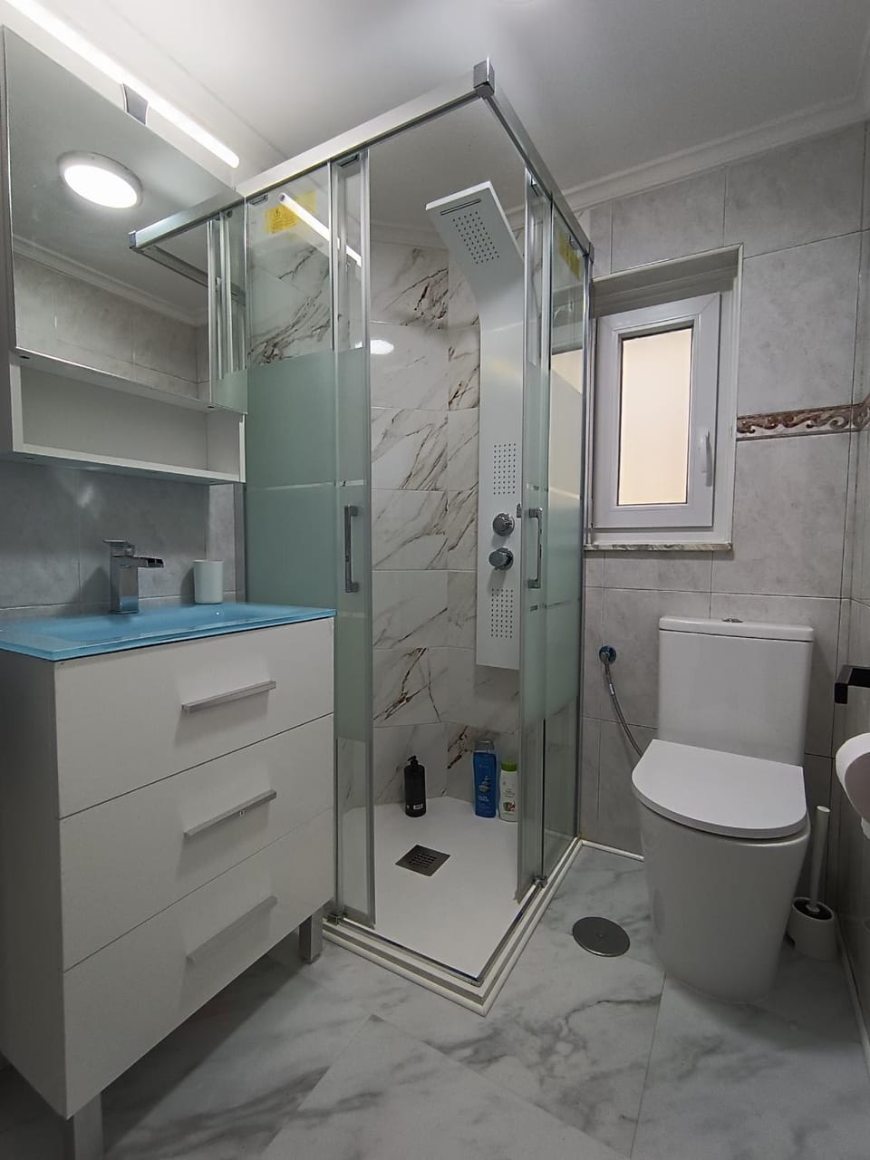 Shower, Toilet, Bathroom, towels