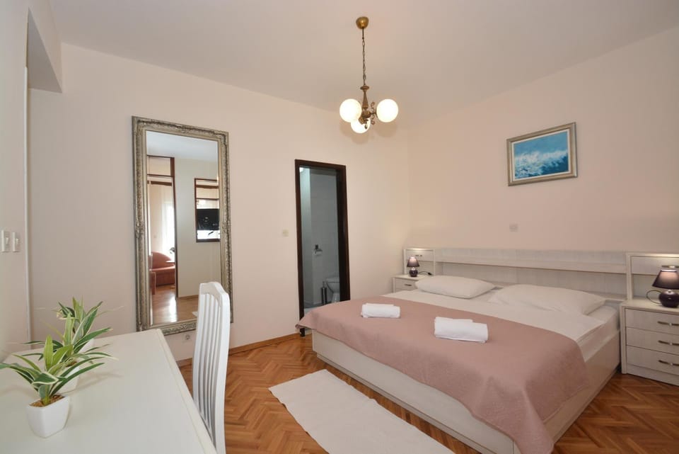 Photo of the whole room, Decorative detail, Bedroom