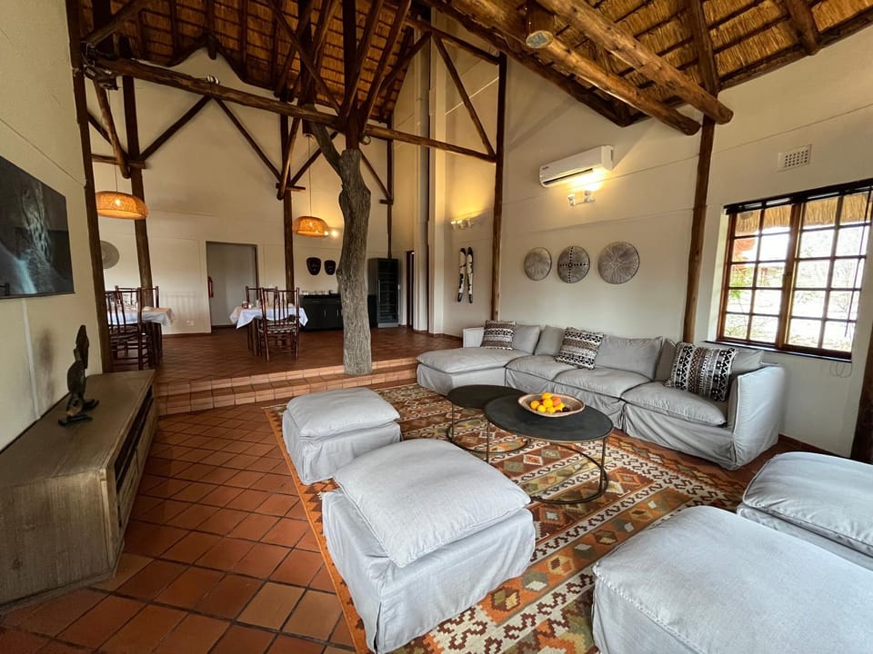 Communal lounge/ TV room, TV and multimedia, Living room, Seating area, Evening entertainment