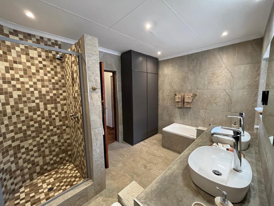 Shower, Toilet, Bathroom, Bath, towels