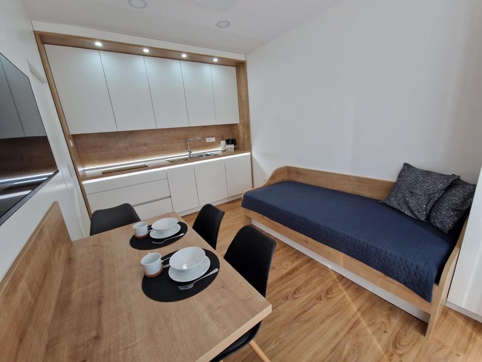 TV and multimedia, Dining area, children, kitchen