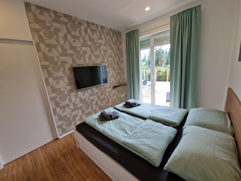 Patio, TV and multimedia, Bedroom