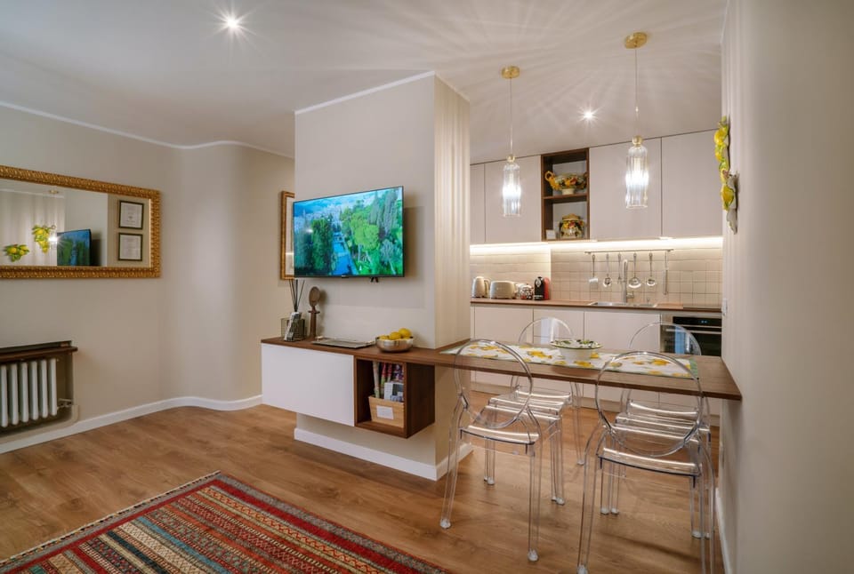 TV and multimedia, Kitchen or kitchenette, Living room, Seating area, Dining area