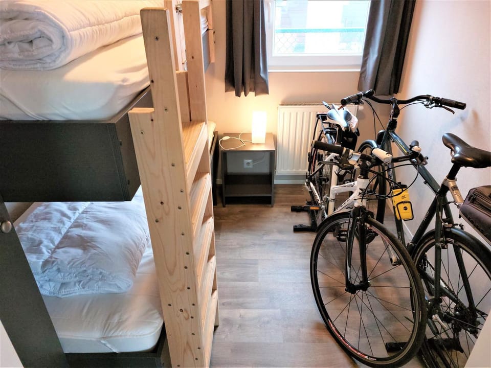 Bedroom, bunk bed