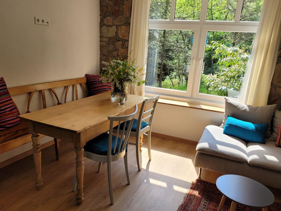 Seating area, Dining area