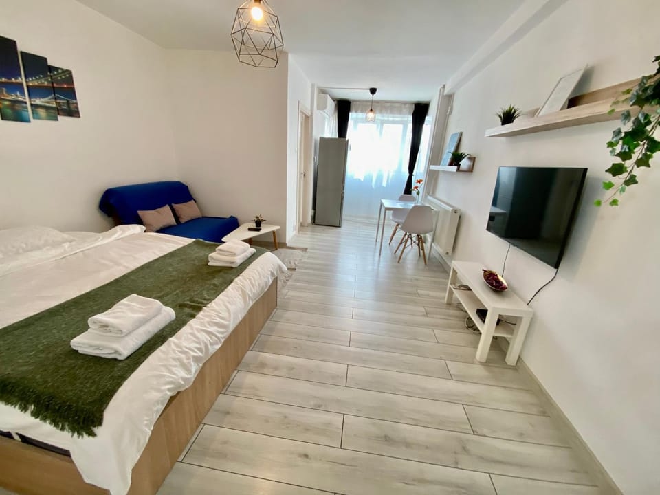 Bed, TV and multimedia, Photo of the whole room, Bedroom, towels