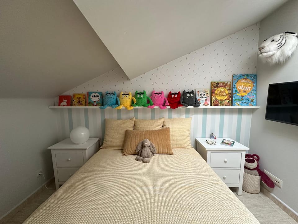 Photo of the whole room, Bedroom
