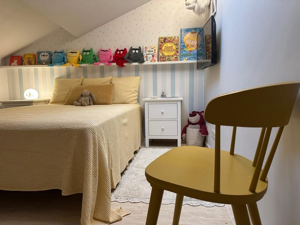 Bed, TV and multimedia, Bedroom