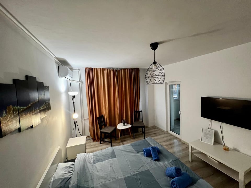 Communal lounge/ TV room, Bed, TV and multimedia, Living room, Photo of the whole room, Seating area, Evening entertainment, Bedroom, towels