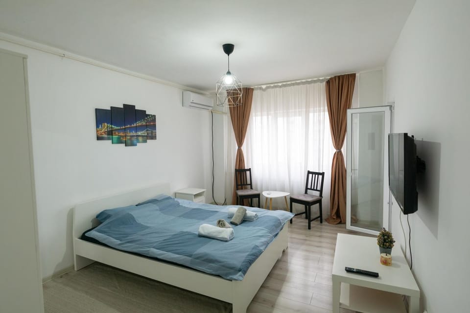 Bed, TV and multimedia, Photo of the whole room, Bedroom, towels, air conditioner