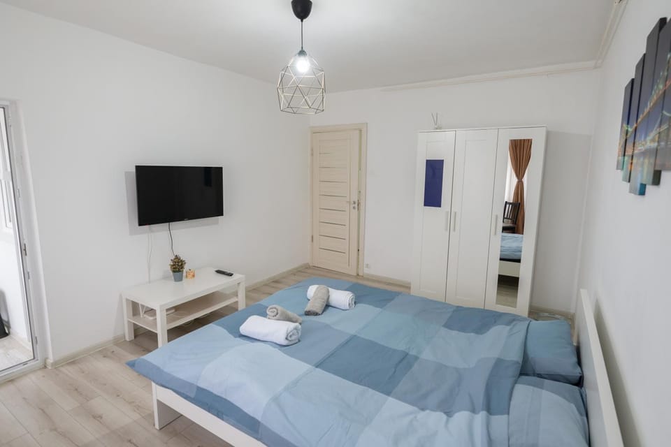 Bed, TV and multimedia, Photo of the whole room, Bedroom, towels, wardrobe