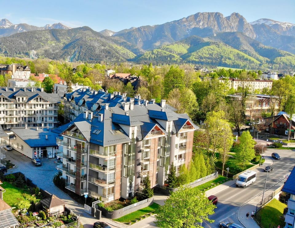 Property building, Nearby landmark, Spring, Day, Neighbourhood, Natural landscape, Bird's eye view, View (from property/room), City view, Mountain view, Street view, Location, Parking