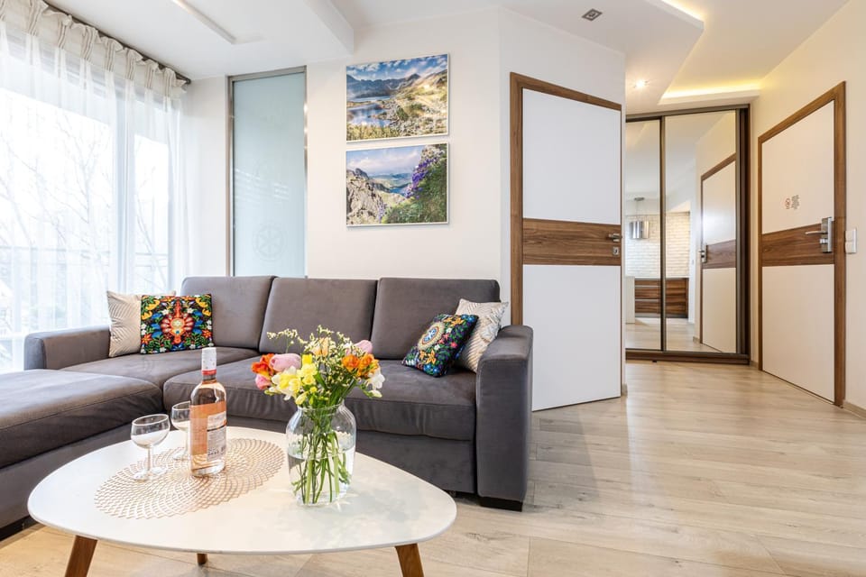 TV and multimedia, Kitchen or kitchenette, Living room, Seating area