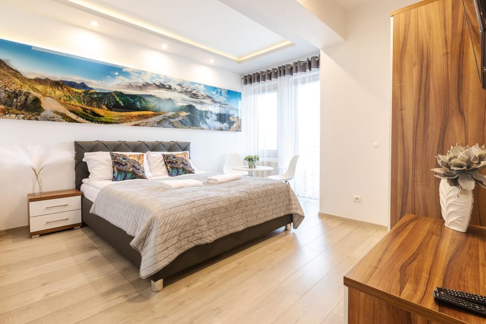 Bed, TV and multimedia, Photo of the whole room, Bedroom, wardrobe