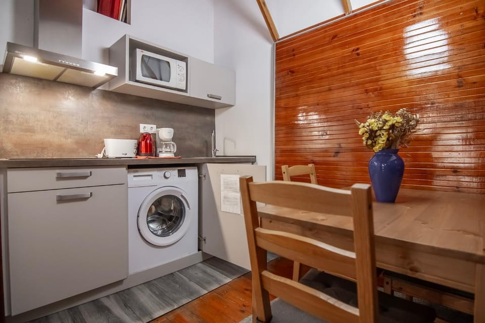 Kitchen or kitchenette, Dining area, washing machine