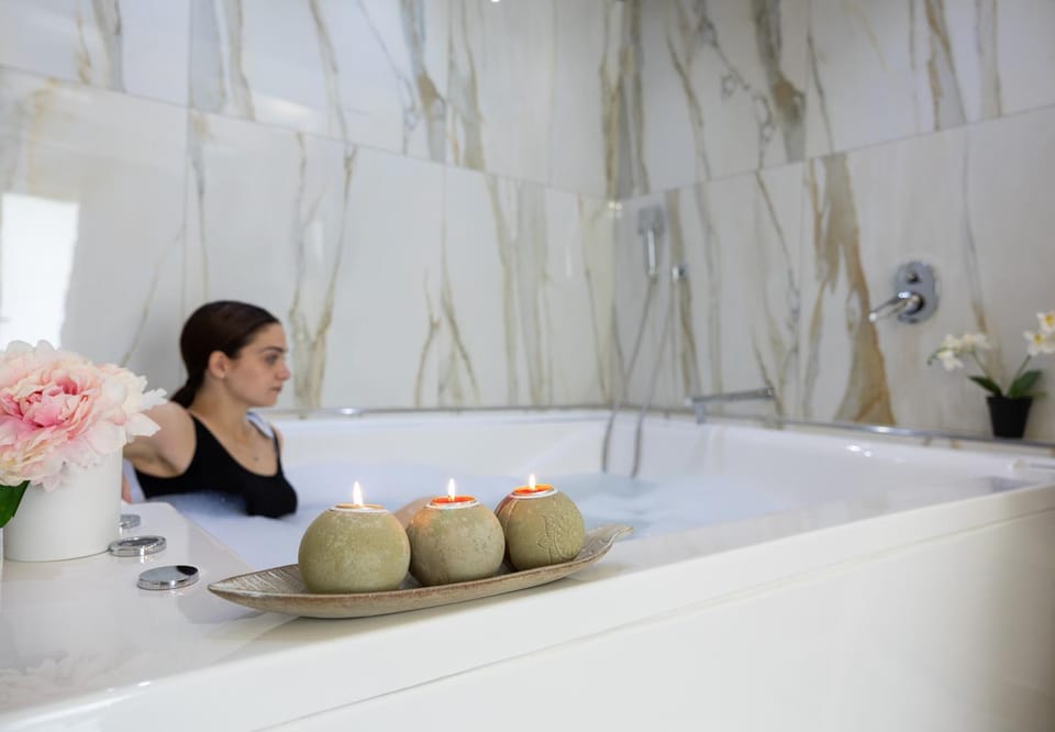 Guests, Bath