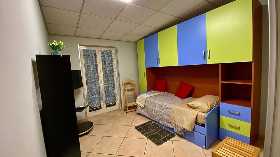 Bed, TV and multimedia, Bedroom, wardrobe